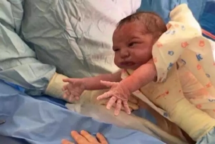 出生就撲向媽媽，“最孝順寶寶”走紅，超暖心！