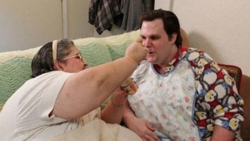 “他還是個孩子”，33歲美國“巨嬰”穿紙尿褲用奶瓶度日