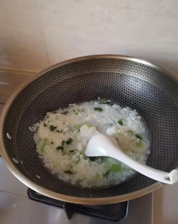 蕭山一爸爸吐槽奶奶給孩子做的早飯沒營養(yǎng)，評論區(qū)炸鍋了