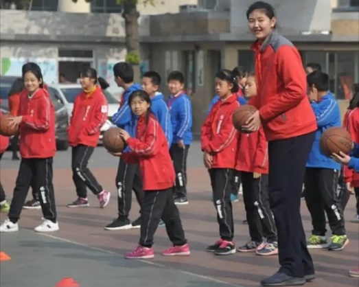 “女版姚明”13歲身高超2米，同學(xué)感嘆：自己長了6年還沒她一年級(jí)高