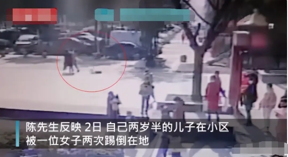 女子因心情不好，接連兩次踹倒素不相識男孩，網(wǎng)友要求嚴懲