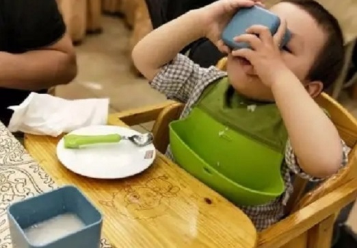 廣東一幼兒園老師逼孩子吃辣椒醬，網(wǎng)友：被開除是活該