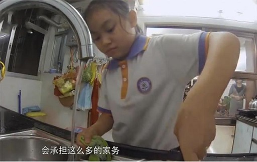 11歲女孩被母親命令不停做家務(wù)，網(wǎng)友：像“傭人”