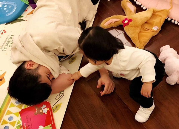 陳赫首曬女兒正面照，顏值超高似媽媽