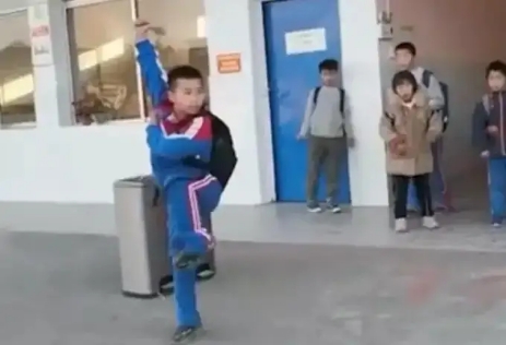 湖南小學(xué)生打拳空翻跳上電瓶車視頻火了，但親貝網(wǎng)小編不建議家長(zhǎng)給孩子報(bào)武術(shù)班