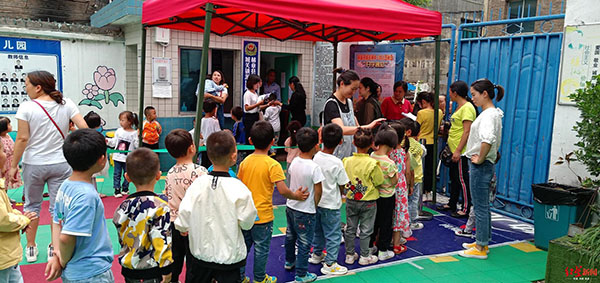 家長(zhǎng)接娃的四種常見行為，將讓幼兒園老師更討厭你的孩子！