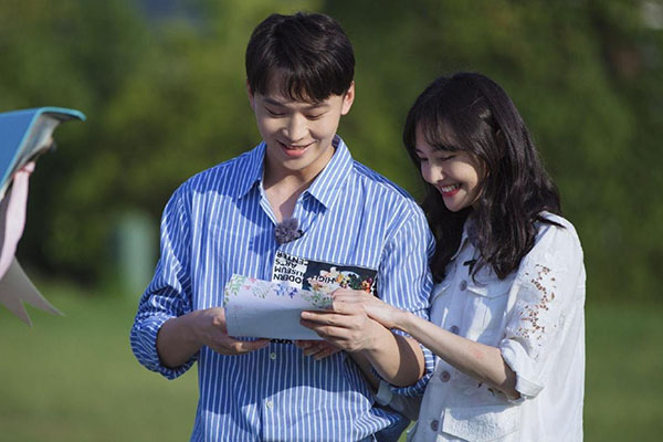 張恒爆料鄭爽代孕兩個(gè)孩子，全網(wǎng)震驚