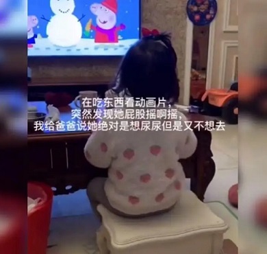 萌娃為看電視努力“憋尿”，最后沖向廁所的一幕儼然大片，逗笑網友