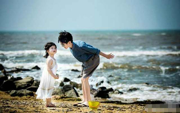 張亮兒子天天十三歲近一米八，網(wǎng)友驚嘆超?；蛱珡?qiáng)大