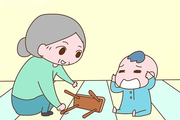 老人“假帶娃”現(xiàn)象背后，有沒有深層次的原因？