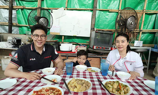 霍啟剛一家五口齊露臉，街邊挑橘樹超低調(diào)