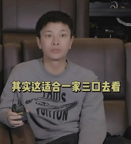 賈乃亮帶女兒看電影，遺憾不能給她一個完整的家