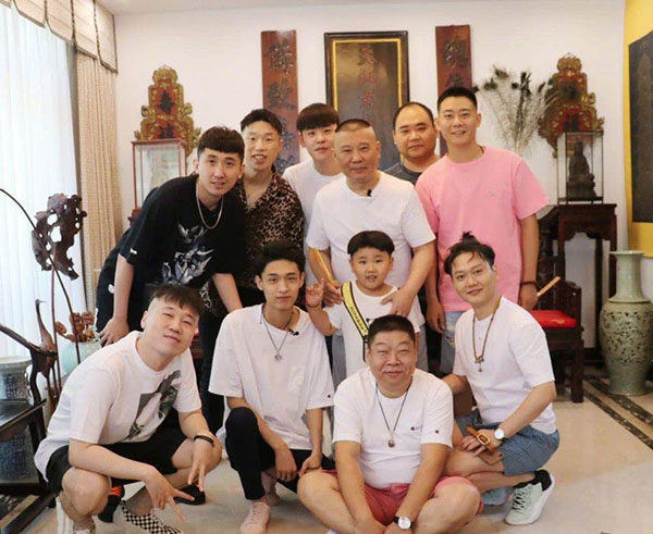 郭德綱二婚妻子王慧曬娃，小兒長辮吸睛滿滿