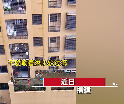 萌娃淋雨玩水被家長拿雞毛撣子叫回，網(wǎng)友：給點面子