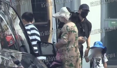 謝娜一家四口罕見同框，雙胞胎女兒正臉首次曝光