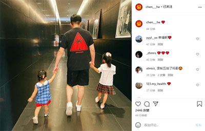 陳赫曬父女照，一手一個女兒超有愛