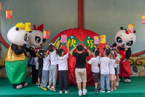 迎中秋,在長隆:與熊貓“萌帥酷”猜燈謎、吃月餅