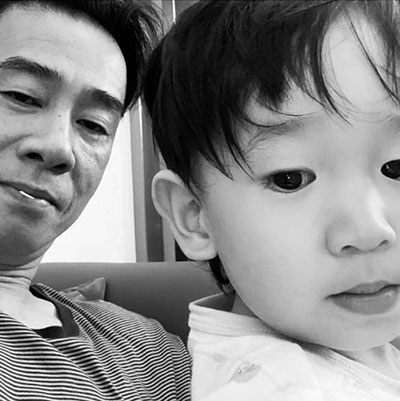 應(yīng)采兒曬兒子HoHo照片，笑起來軟萌超像媽媽