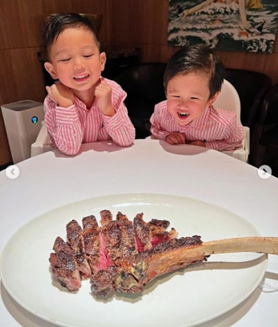 胡杏兒帶兒子瘋玩泳池，一抱一背媽媽力爆棚