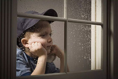 活潑愛動的孩子，為什么上了幼兒園后越來越內(nèi)向？