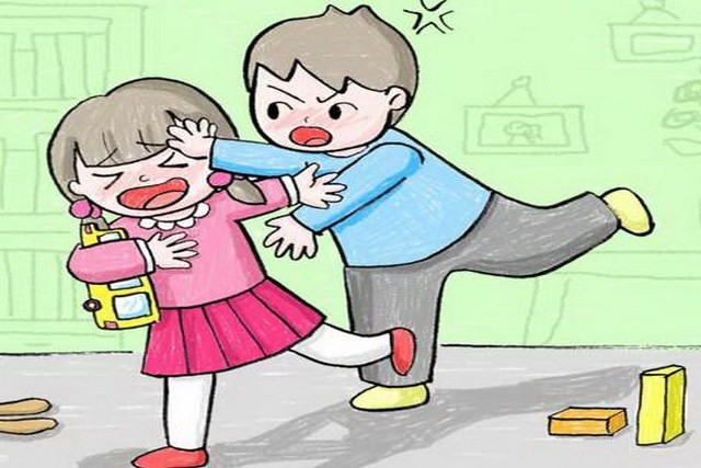 孩子突然抬手打人，家長別盲目訓(xùn)斥，娃這是在傳“信號(hào)”