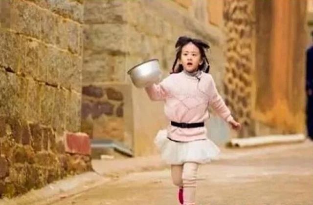 田亮女兒森碟越長越隨爹，網(wǎng)友大呼：還我初戀