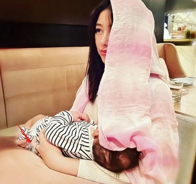 朱珠曬出產(chǎn)后哺乳照，母乳喂養(yǎng)的這些好處，讓明星都無法拒絕
