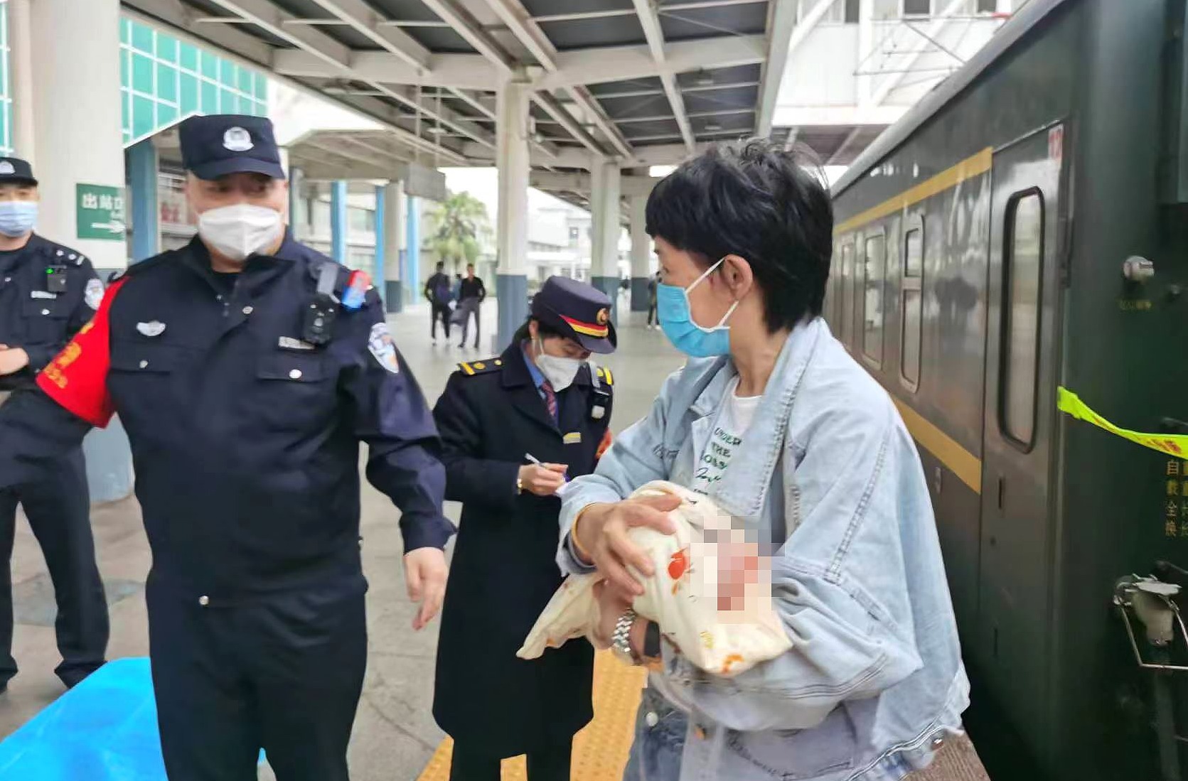 列車上孕婦突然分娩 眾人搭起“臨時產(chǎn)房”