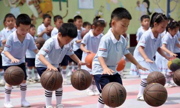 養(yǎng)育一個小孩投資雖大，父母亦樂此不疲，這是對生活的退縮嗎？