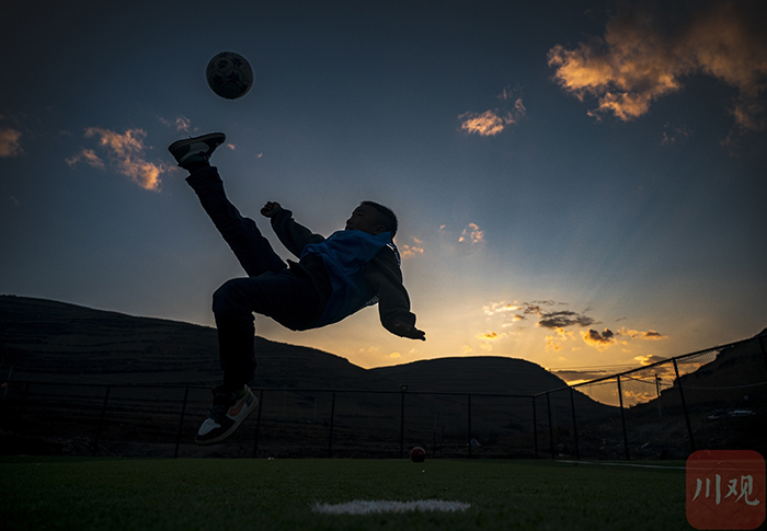 “云端球場”大涼山孩子放飛夢想