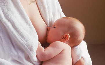 寶寶必須抱著睡，放下就醒怎么回事？