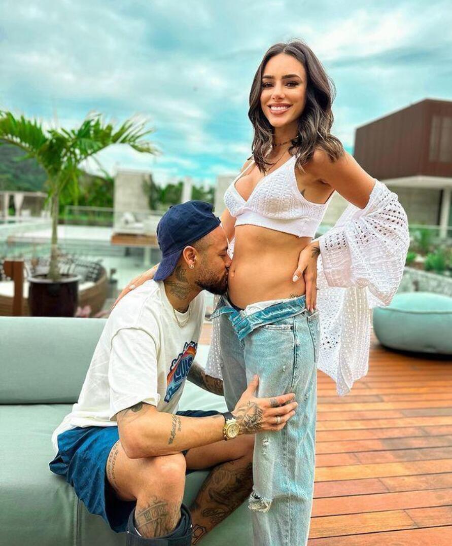 內(nèi)馬爾女友懷孕:曬親吻照宣布懷孕喜訊