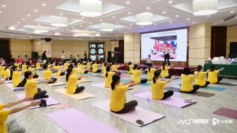 百名孕媽齊做瑜伽，專家：合理“孕”動(dòng)能助力自然分娩