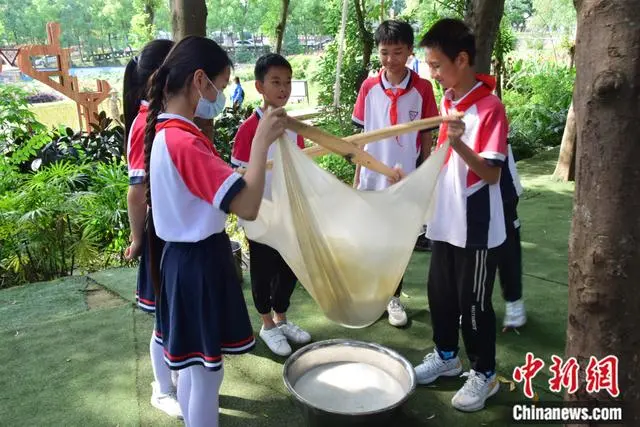 百家融媒重慶行丨生活即教育 “田野上的學(xué)?！贝蛟臁敖拥貧狻闭n堂