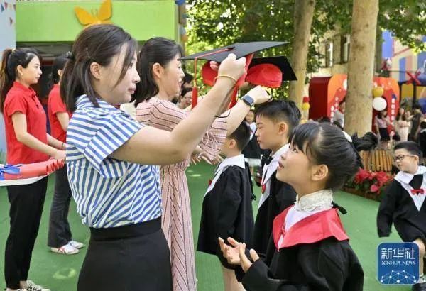 在公眾場(chǎng)合，該不該對(duì)兒童多點(diǎn)寬容？