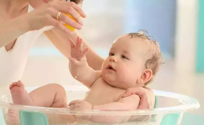 高溫天氣在持續(xù)，嬰幼兒看護(hù)不能掉以輕心