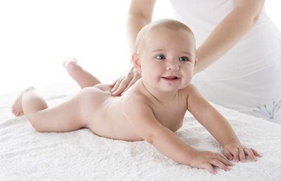 幾個(gè)小妙招，解決寶寶秋季皮膚干燥問題