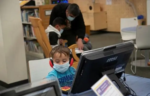 研究發(fā)現(xiàn)嬰兒屏幕使用時間與發(fā)育遲緩相關(guān)