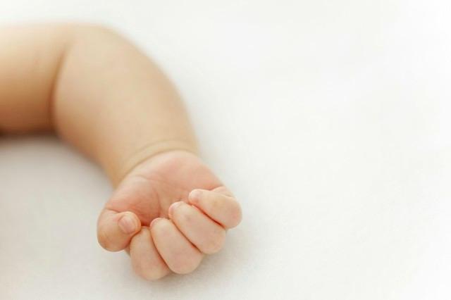 小寶寶總是握著拳頭，是怎么回事？