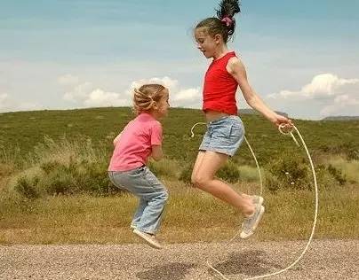 運動就是讓孩子跑起來？其實不是，不同年齡的孩子有不同的運動方式