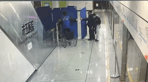 母子平安！孕婦在成都地鐵站內(nèi)生下“龍寶寶”