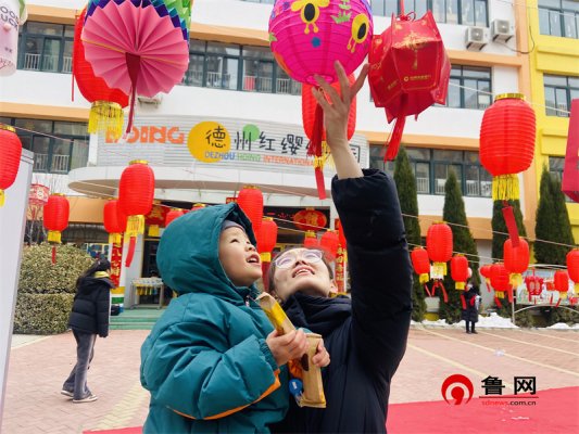 德州天衢新區(qū)長(zhǎng)河街道尚德社區(qū)聯(lián)合高地紅纓幼兒園開(kāi)展“新年趣市集”親子活動(dòng)