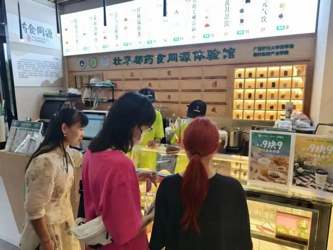 去醫(yī)院吃面包？這屆年輕人真會“養(yǎng)生”！