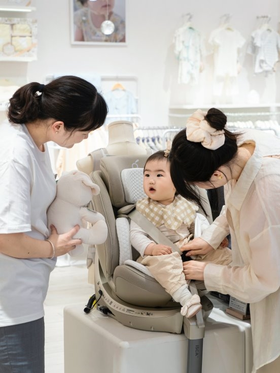 高端母嬰科技品牌「兩只兔子」全面入駐 英氏YeeHoO ，以硬核創(chuàng)新破解親子出行難題